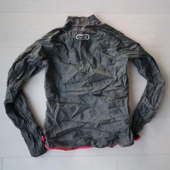 Like new Packable windbreaker in pocket running jacket xs - Picture 4 of 8
